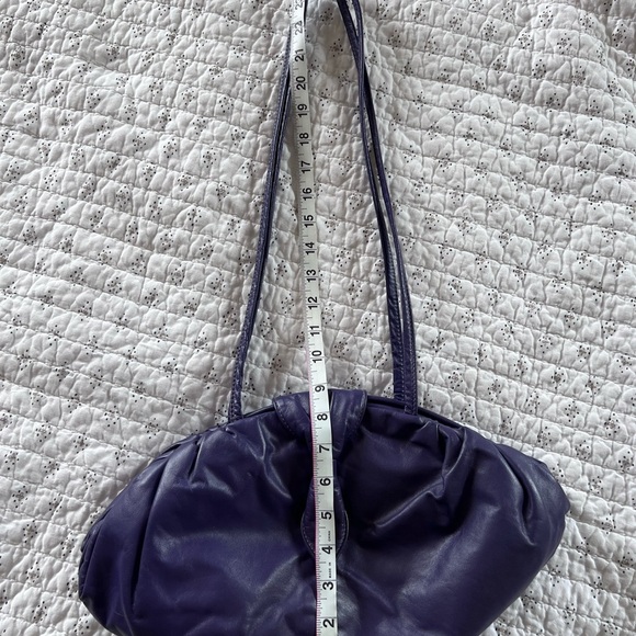 Vintage 80s Purple faux leather Shoulder Bag with clam Shape and Long Handles - Picture 10 of 10